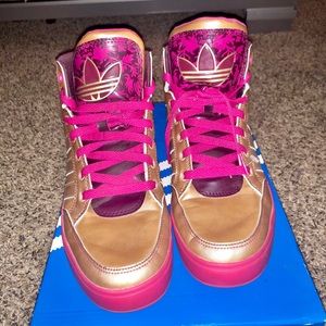 Hard court ll Adidas Gold and pink